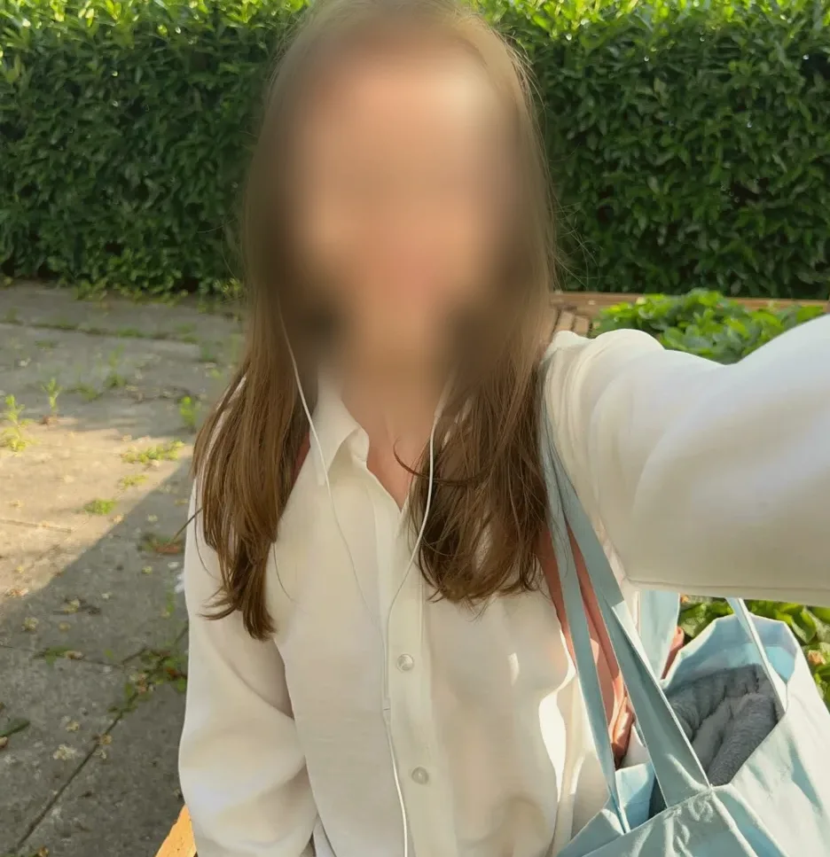 Manuela, 22
